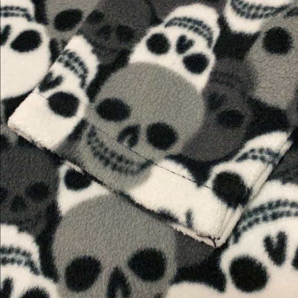 Old navy Skull 1/4 zip pullover - Picture 2 of 4